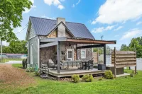 Walk to Historic Downtown Bell Buckle~Webb~Hot Tub~Fireplace~Tiny Home