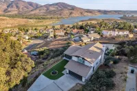 Luxury 4 BR w/ Serene Lake Views