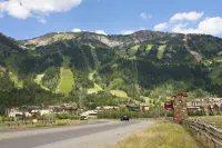 Cozy Ground Level Condo with Wood-Burning Stove - Charming Mountain Retreat