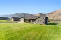 Connect with the Columbia Hotels near Daroga State Park