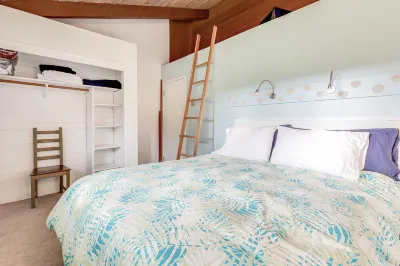 Adorable cottage near the beach w/ wood stove, firepit, & full kitchen Hotels in Copalis Beach
