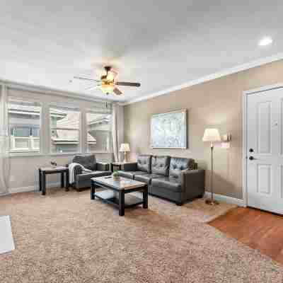 NEW Chic 2BR Stay with Heated Pool, Gym & Mini Golf Rooms