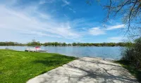 Water’s Edge Retreat, Charming 2-bedroom Lake House, marvelous Shipshewana