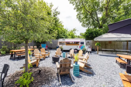 Charming Historic Suites and Vibrant Attractions - Cozy Haven