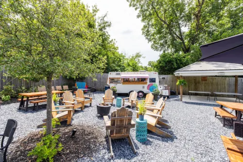 Charming Historic Suites and Vibrant Attractions - Cozy Haven