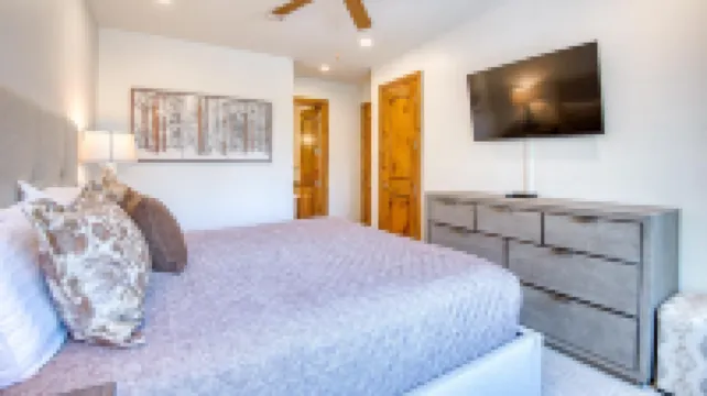 Charming Ski Access and Community Amenities - Delightful Alpine Retreat