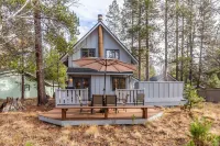 Private Hot Tub and Cozy Fireplace - Charming Retreat