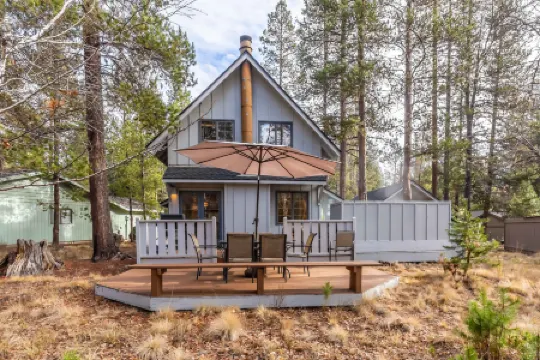 Private Hot Tub and Cozy Fireplace - Charming Retreat