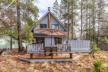 Private Hot Tub and Cozy Fireplace - Charming Retreat Отели в г. Санривер