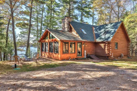 Lake Front with Fire Pit and Kayaks - Tranquil Luxurious Hideaway