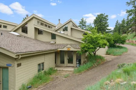 Breathtaking Mountain Views and Cozy Interiors - Spectacular Retreat Отели рядом с достопримечательностью «Гоблинс Форест»