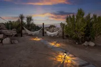 Charming Oasis with Hot Tub and Fire Pit - Romantic Desert Retreat Hotels in Yucca Valley