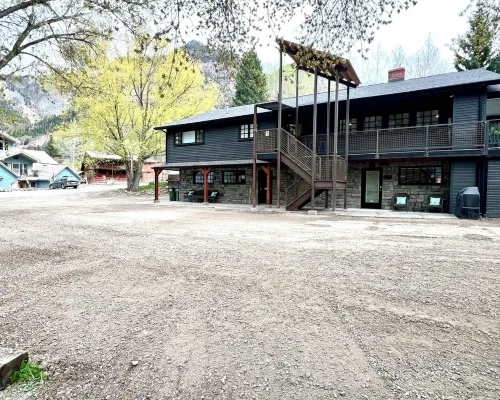 Enjoy this Private & Centrally Located 2 bed/2 bath Loft Hotels in Ouray