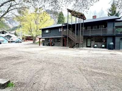 Enjoy this Private & Centrally Located 2 bed/2 bath Loft Hotels near Bear Creek Falls