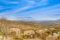 Sugar Mountain villa w/mountain & valley views, wood fireplace & close to trails Hotels in Avery County