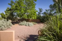 Seasonal Swimming Pool and Scenic Outdoor Space - Charming Desert Retreat