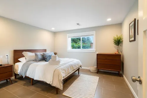 Fireplace, Spacious Yard, Stylish Decor - Cozy Family Haven Hotels in Shoreline