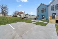 Private Entrance and Dual-Master Suite - Luxury Modern Townhome Hotels in Clarksville