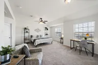 Spacious Chic Getaway - Cozy Fire Pit Relaxation