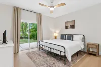 Modern Townhome with Private Decks and Luxurious Amenities - Charming Haven Hotels in Knox County