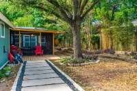 Mins to Domain -4BR Newly Reno Home - Pool+Jaccuzi - Pool +PingPong Table