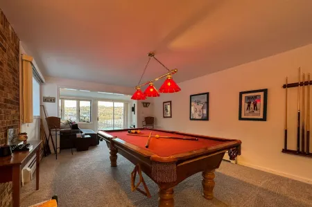 Breathtaking Mountain Views and Cozy Fireplace - Exquisite Alpine Retreat