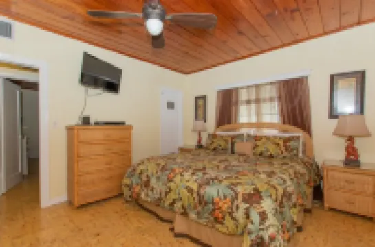 Tiki Hut and Dockage for Boats - Charming Coastal Haven