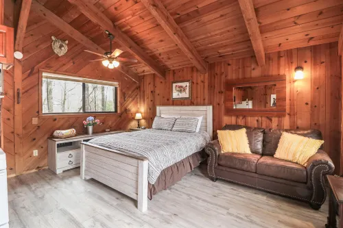 Private & secluded cabin with a hot tub, WiFi, firepit, & full kitchen Hotels in White County