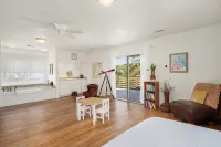 Private Boat Dock and Scenic Canal Views - Serene Charming Retreat Hotels in Hatteras
