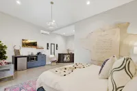 Hot Tub and Cozy Outdoor Patio Retreat - Charming Oasis