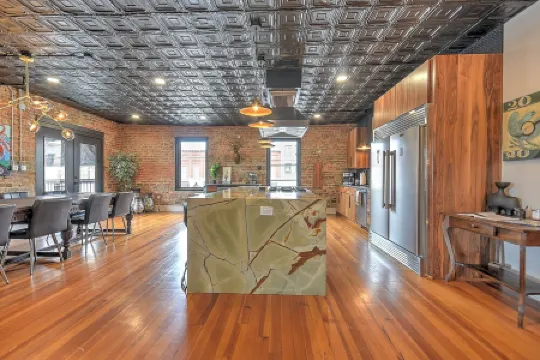 Luxury Penthouse in Downtown Bristol + Cool Patio • Sleeps 10 • Near Casino/Bms