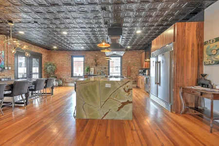 Luxury Penthouse in Downtown Bristol + Cool Patio • Sleeps 10 • Near Casino/Bms