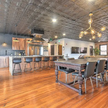 Luxury Penthouse in Downtown Bristol + Cool Patio • Sleeps 10 • Near Casino/Bms
