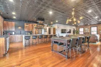 Luxury Penthouse in Downtown Bristol + Cool Patio • Sleeps 10 • Near Casino/Bms - 4-Star