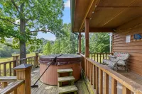 Hot Tub, WiFi, Pet-Friendly - Heavenly Hideaway - Near Red River Gorge, Kentucky! Hotels in Beattyville