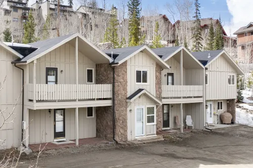 Spacious Open Floor Plan and Cozy Fireplace - Inviting Mountain Retreat