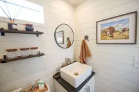 Rooftop Deck and Luxurious Amenities - Exquisite Tiny Haven Hotel a Alpine
