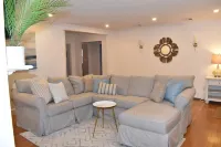 NEW Charming Walk to beach 2-bedroom Coastal Home Hotels in Hull