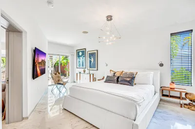 Waterfront Oasis / Cascading Pool & Views / Centrally located / Heated Pool / Cascade Key/Residences