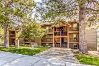 Cozy mountain studio near skiing & town with fast WiFi, shared pools, & patio Hotels in Sunriver