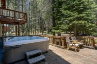 Luxurious Hot Tub and Spacious Living Areas - Stunning Mountain Retreat