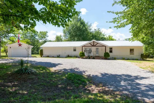 Charming Oasis with Game Room and Outdoor Fun - Cozy Retreat Hotels in Fairview