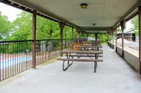 3rd-floor valley-view condo with 2 outdoor pools, balcony, BBQ area, W/D, AC Hotel di Ruth C Township