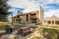 Scenic Views and Cozy Gas Fireplace - Charming Oasis Hotel a Snyderville