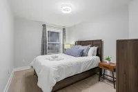 Spacious Living Area and Rooftop Bar Access - Stylish Haven Hoteles en Clarksville