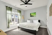 Modern & Spacious Downtown Master Suite Palace!