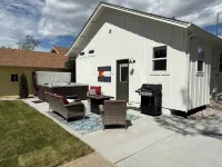 Farmhouse in Downtown Loveland with Hot Tub
