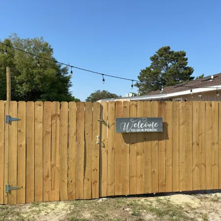 Kid-Friendly/ Walk to Playground 2-bedroom house in Gulf Breeze with WiFi and AC