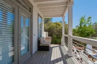 Lagoon Pool Access and Beach Proximity - Exquisite Coastal Haven