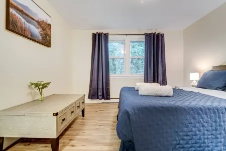 Chic Retreat - Plush Kitchen, Spacious Living, Urban Escape